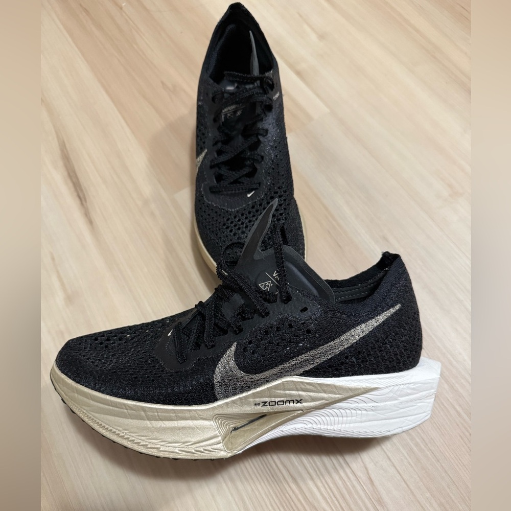 Nike Women's Black and White ZoomX Vaporfly 3, size 6.5